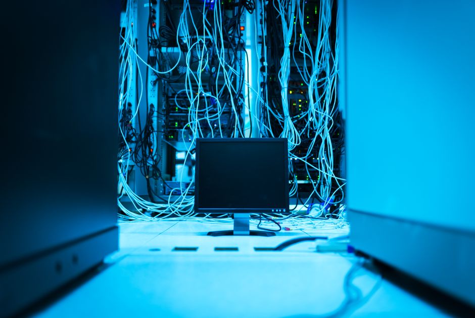 Network cabling and monitor in a data center